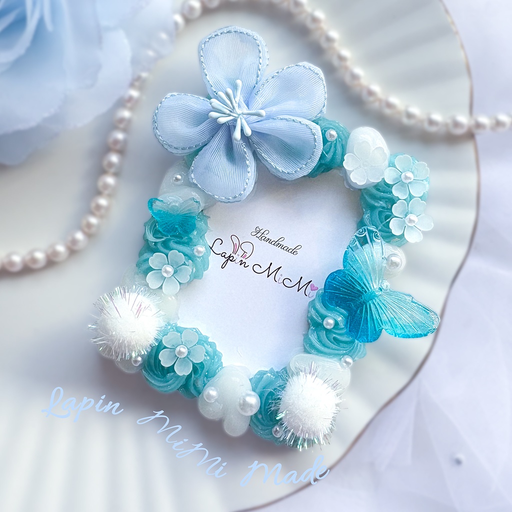 白 くすみブルー クリア ホイップデコ 硬質トレカケース B8 大きい 花 グラデ 蝶 白 ぽんぽん 上品 きれいめ カード ケース