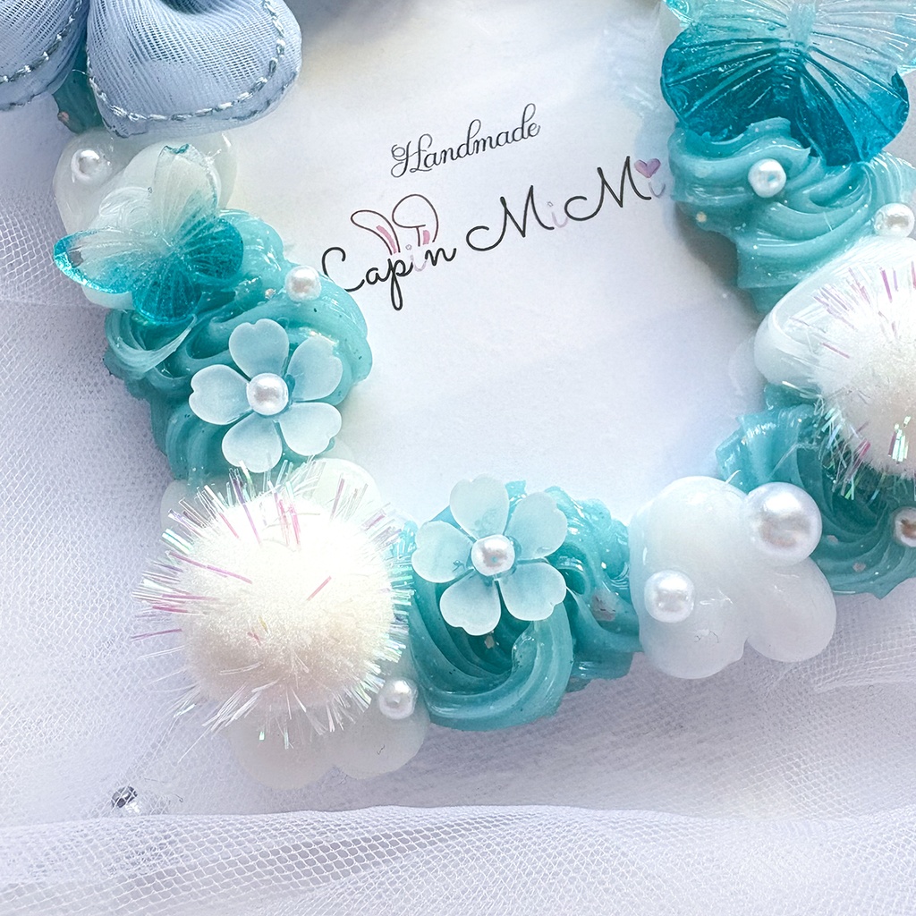 白 くすみブルー クリア ホイップデコ 硬質トレカケース B8 大きい 花 グラデ 蝶 白 ぽんぽん 上品 きれいめ カード ケース