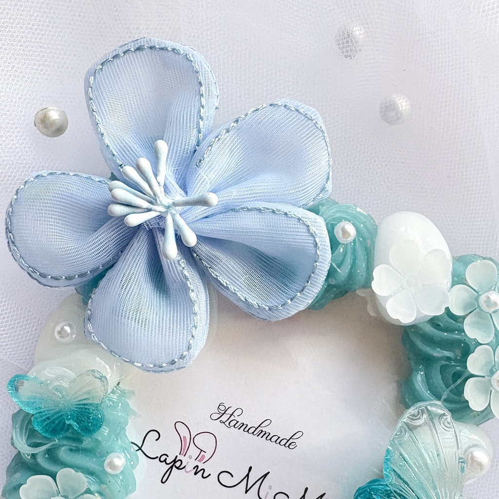 白 くすみブルー クリア ホイップデコ 硬質トレカケース B8 大きい 花 グラデ 蝶 白 ぽんぽん 上品 きれいめ カード ケース