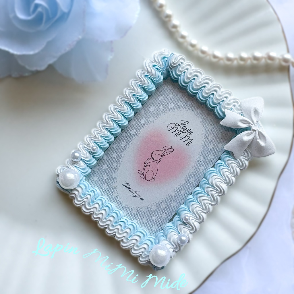 白×水色 うねうね ホイップデコ 硬質トレカケース B8 アロマ 石膏 リボン パール 大人可愛い カード ケース