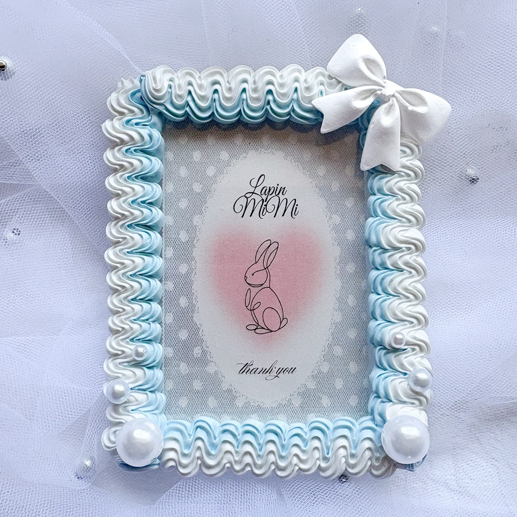 白×水色 うねうね ホイップデコ 硬質トレカケース B8 アロマ 石膏 リボン パール 大人可愛い カード ケース