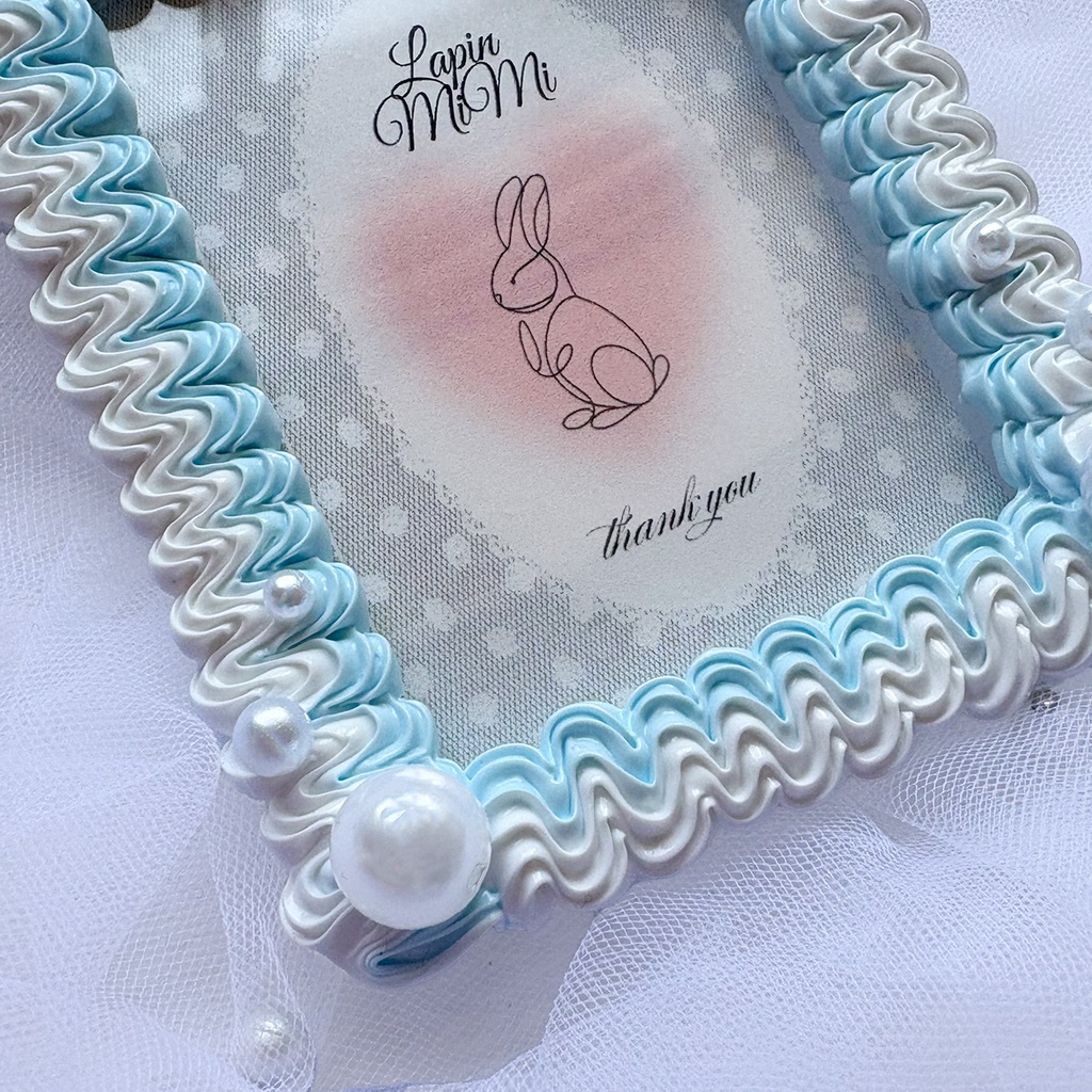 白×水色 うねうね ホイップデコ 硬質トレカケース B8 アロマ 石膏 リボン パール 大人可愛い カード ケース