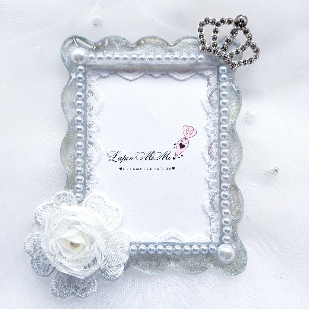シルバー ブルーラメ レジン B8 硬質トレカケース リボン ティアラ 姫 レース 刺繍 花 パール チェキ カード ケース
