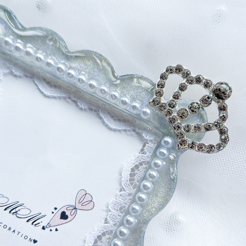 シルバー ブルーラメ レジン B8 硬質トレカケース リボン ティアラ 姫 レース 刺繍 花 パール チェキ カード ケース