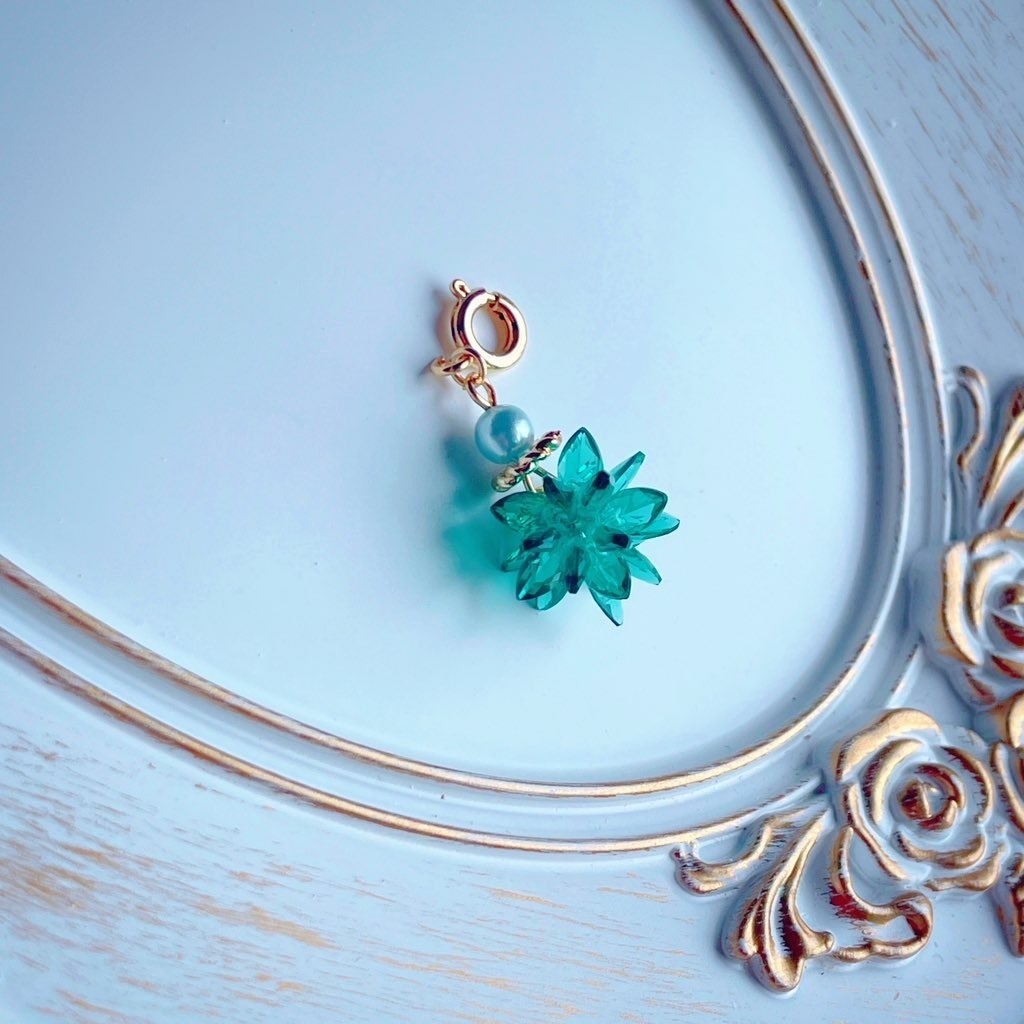 𝒮𝓅𝒶𝓇𝓀𝓁ℯ𝓇ピアス 深緑💚