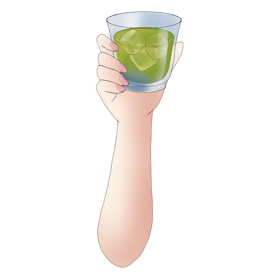 氷入りの緑茶を持つ手