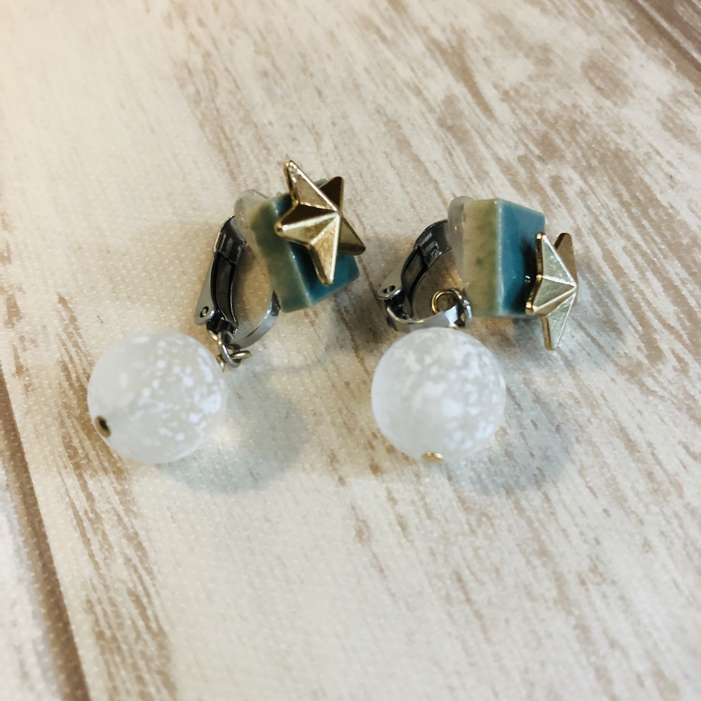 【オリジナル】白のフルムーンイヤリング