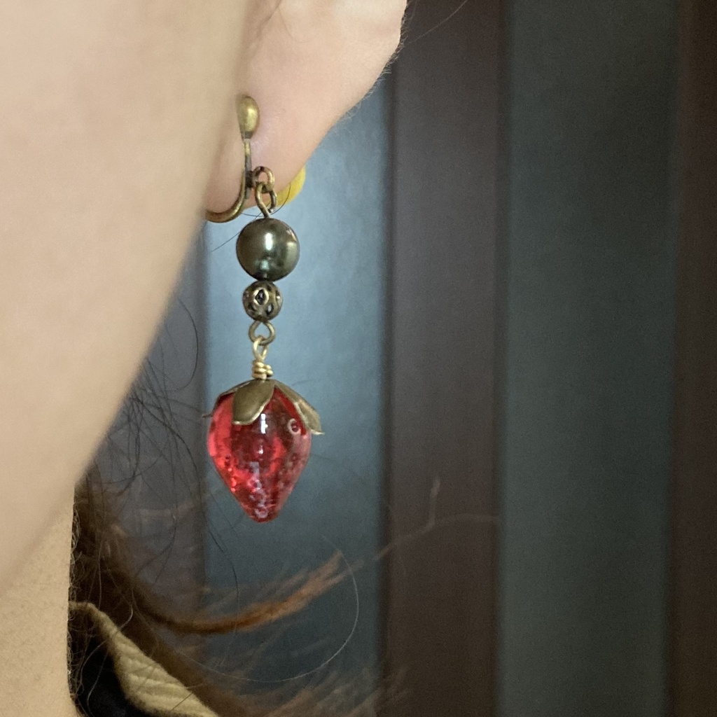 ガラスいちごのピアス/イヤリング