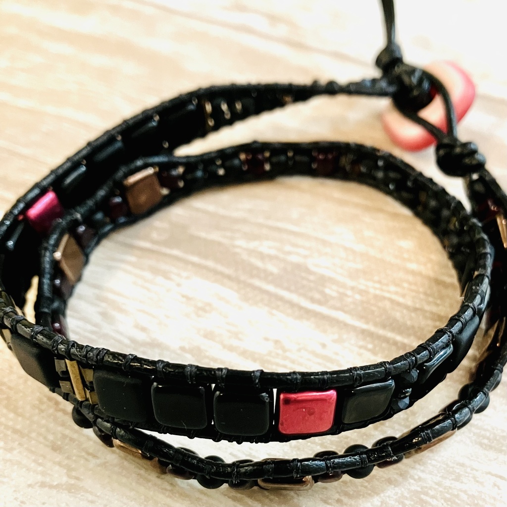 黒×赤×銅のガラスタイルビーズ二重ブレスレット