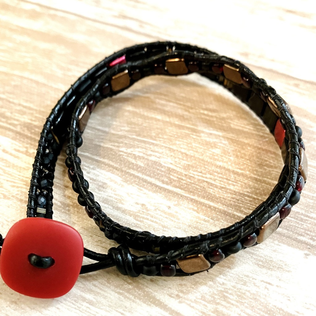 黒×赤×銅のガラスタイルビーズ二重ブレスレット