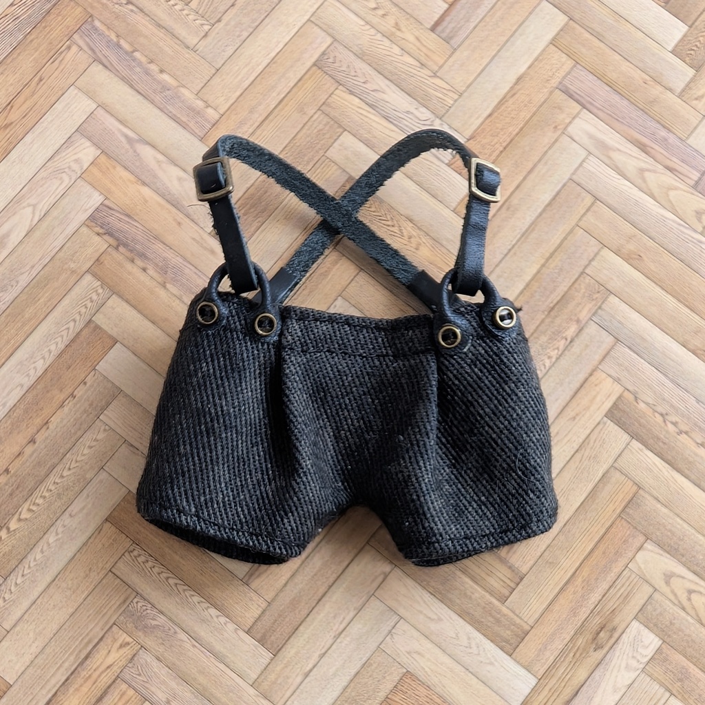 ちょっとレトロなサスペンダー付きパンツ