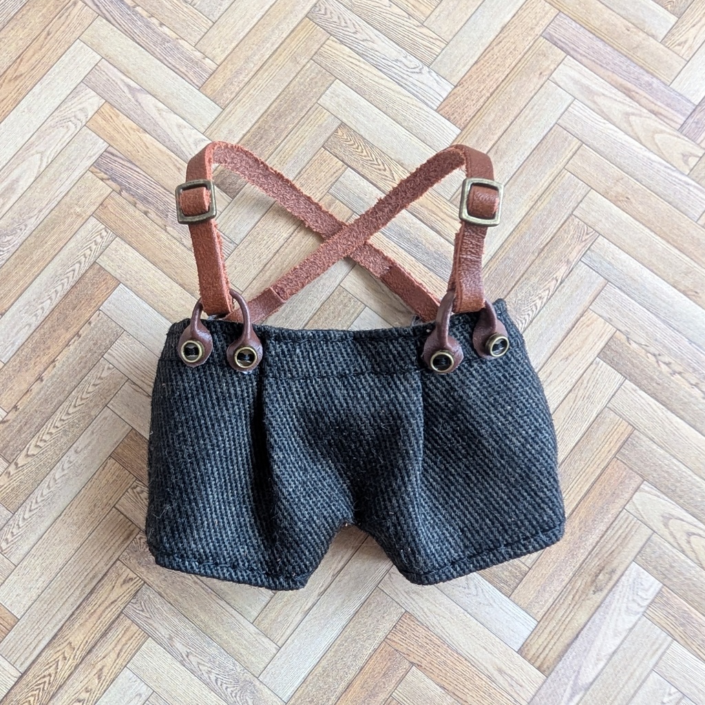 ちょっとレトロなサスペンダー付きパンツ