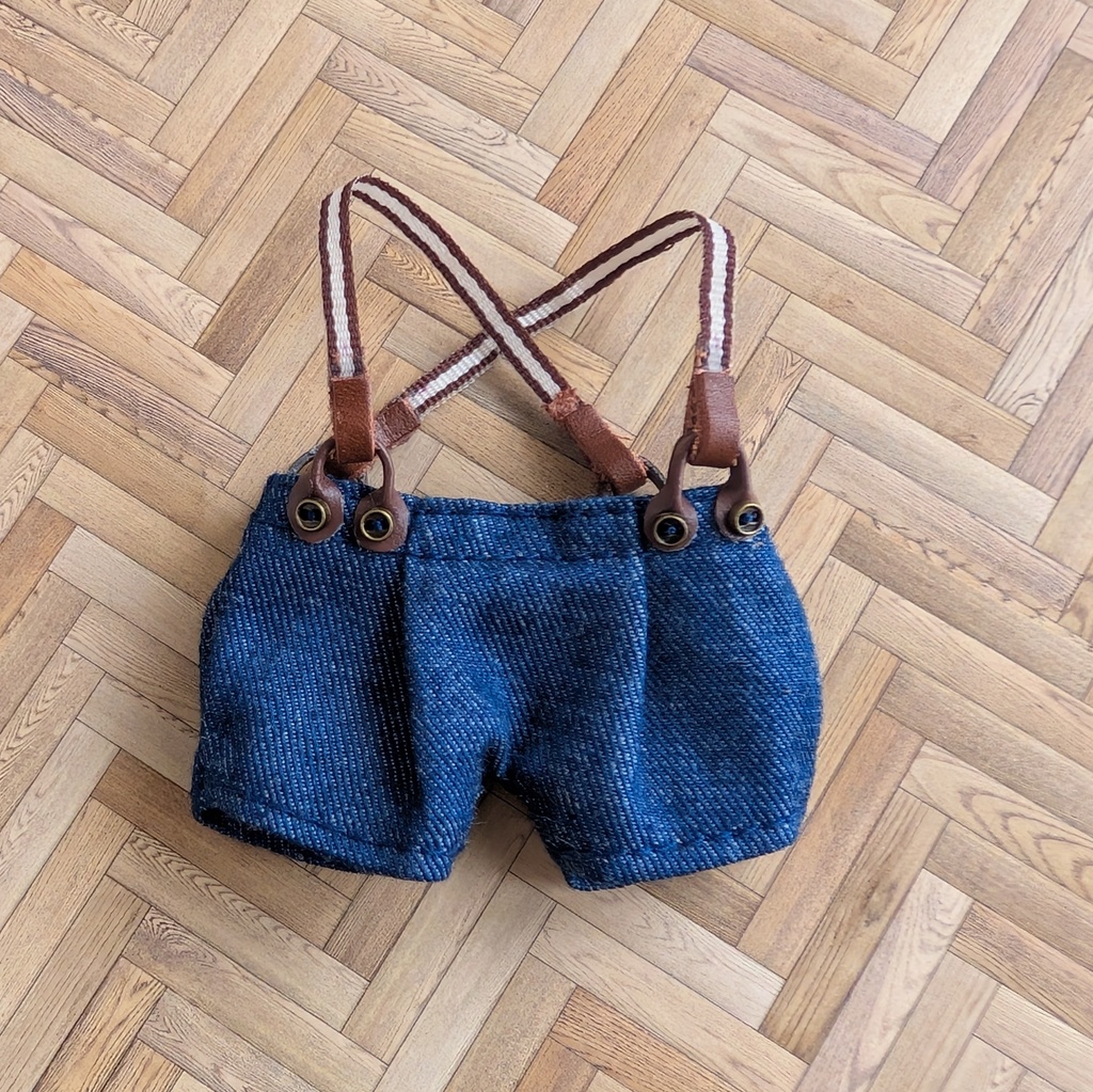 ちょっとレトロなサスペンダー付きパンツ