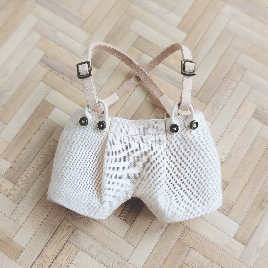 ちょっとレトロなサスペンダー付きパンツ