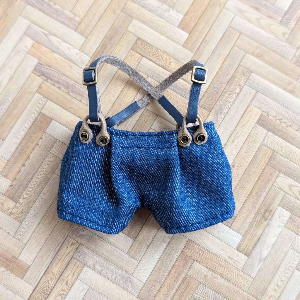 ちょっとレトロなサスペンダー付きパンツ