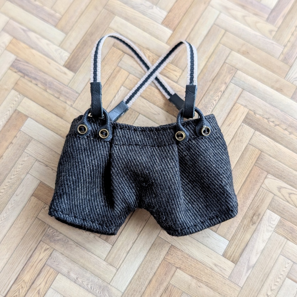 ちょっとレトロなサスペンダー付きパンツ