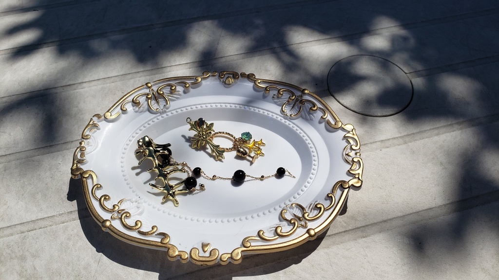 キャラバンイメージピアス「悪魔VS光騎士」