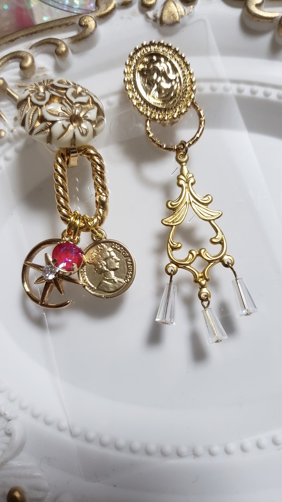 キャラバンガチャイメージピアス「異国の夢物語」