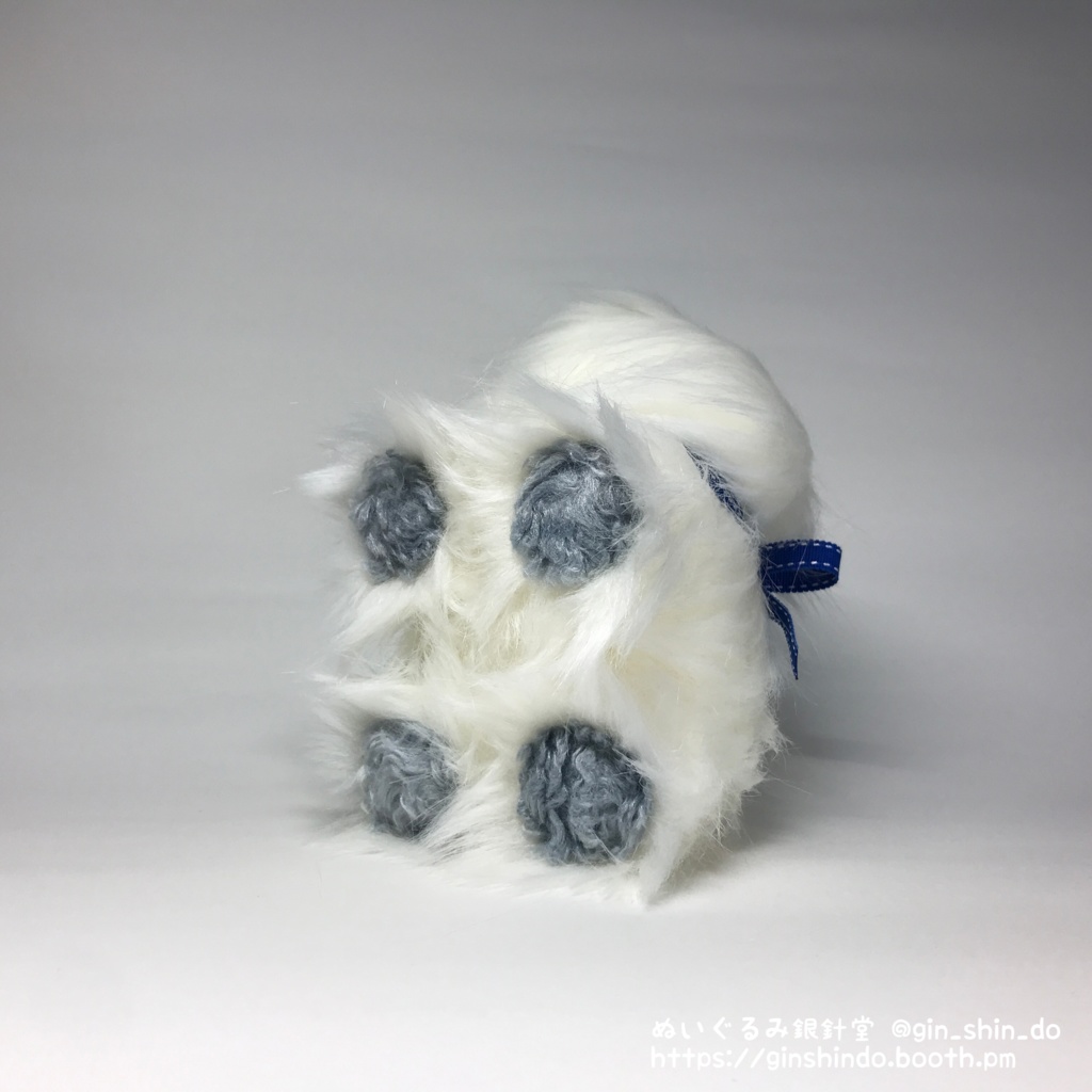 妖怪のけうけげん(白毛黒目)