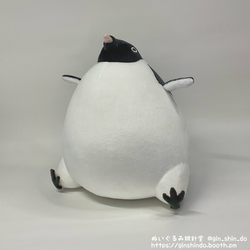 よく太ったペンギンのぬいぐるみ