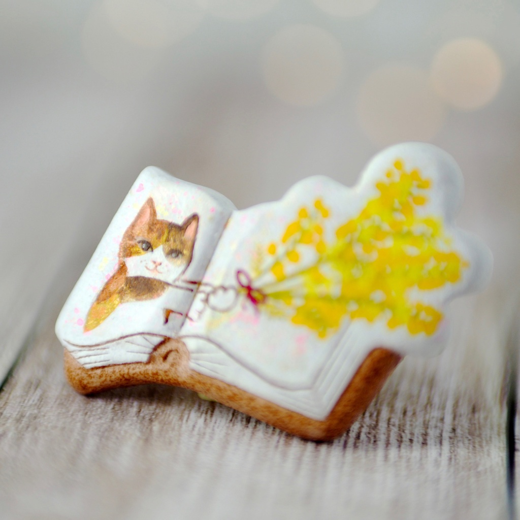 絵本ブローチ《ミモザの花束くれたミケ》【手描きイラスト・陶土ブローチ】