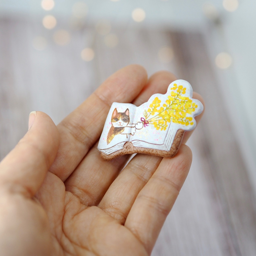 絵本ブローチ《ミモザの花束くれたミケ》【手描きイラスト・陶土ブローチ】