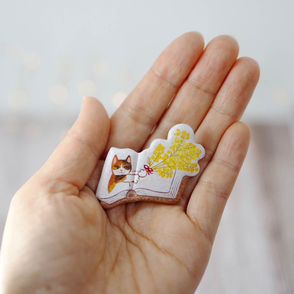 絵本ブローチ《ミモザの花束くれたミケ》【手描きイラスト・陶土ブローチ】