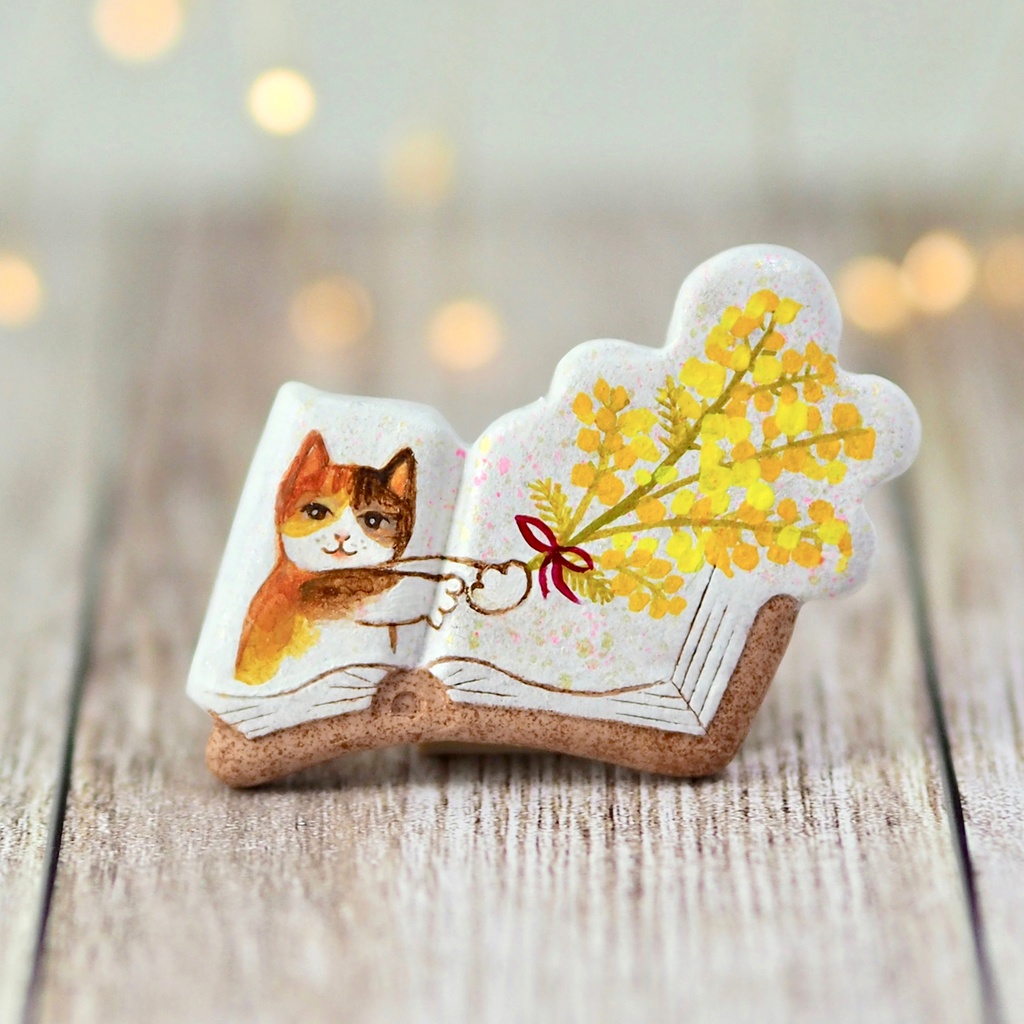 絵本ブローチ《ミモザの花束くれたミケ》【手描きイラスト・陶土ブローチ】