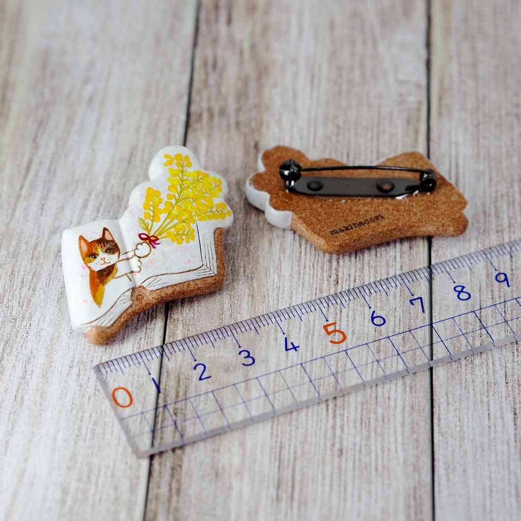 絵本ブローチ《ミモザの花束くれたミケ》【手描きイラスト・陶土ブローチ】