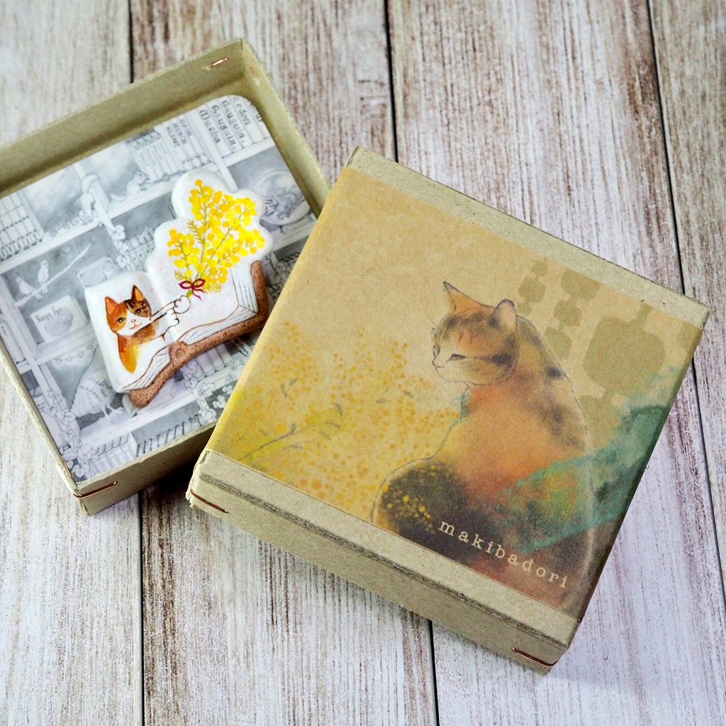 絵本ブローチ《ミモザの花束くれたミケ》【手描きイラスト・陶土ブローチ】