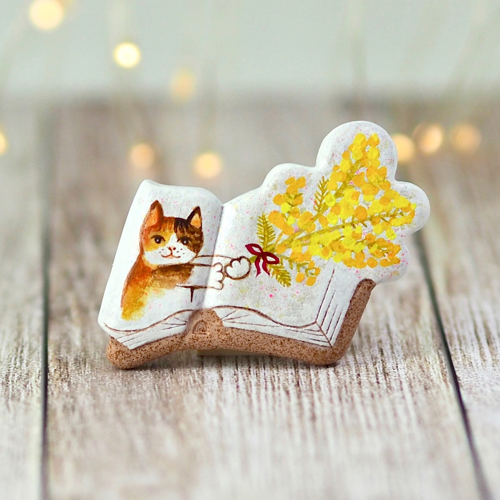 絵本ブローチ《ミモザの花束くれたミケ》【手描きイラスト・陶土ブローチ】