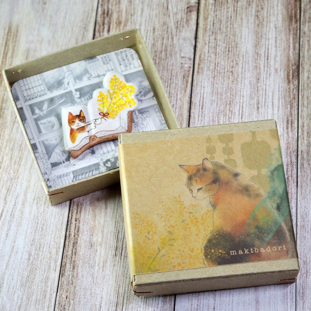 絵本ブローチ《ミモザの花束くれたミケ》【手描きイラスト・陶土ブローチ】