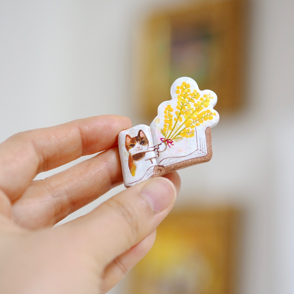 絵本ブローチ《ミモザの花束くれたミケ》【手描きイラスト・陶土ブローチ】