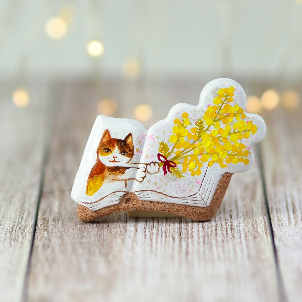 絵本ブローチ《ミモザの花束くれたミケ》【手描きイラスト・陶土ブローチ】