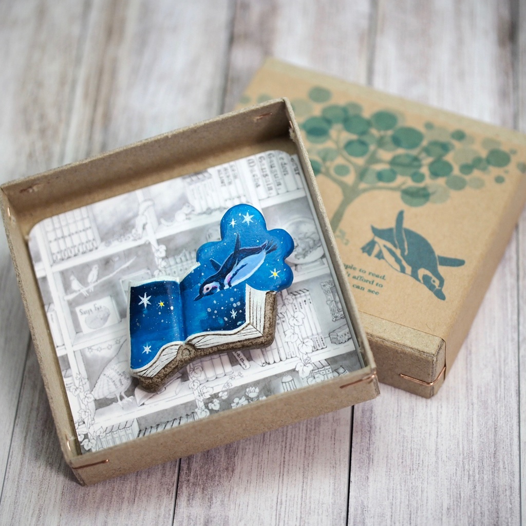 絵本ブローチ《夜空飛ぶペンギン》【手描きイラスト・陶土ブローチ】