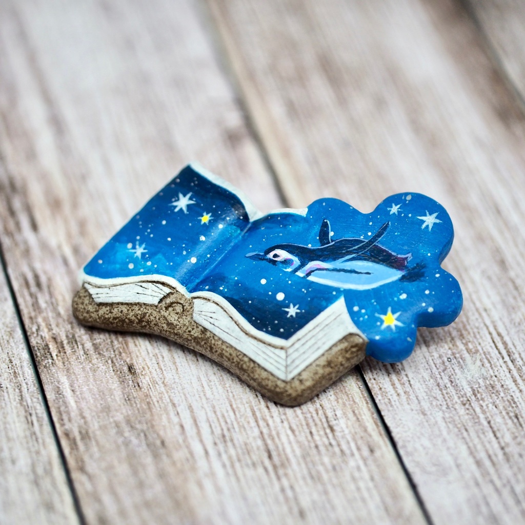 絵本ブローチ《夜空飛ぶペンギン》【手描きイラスト・陶土ブローチ】
