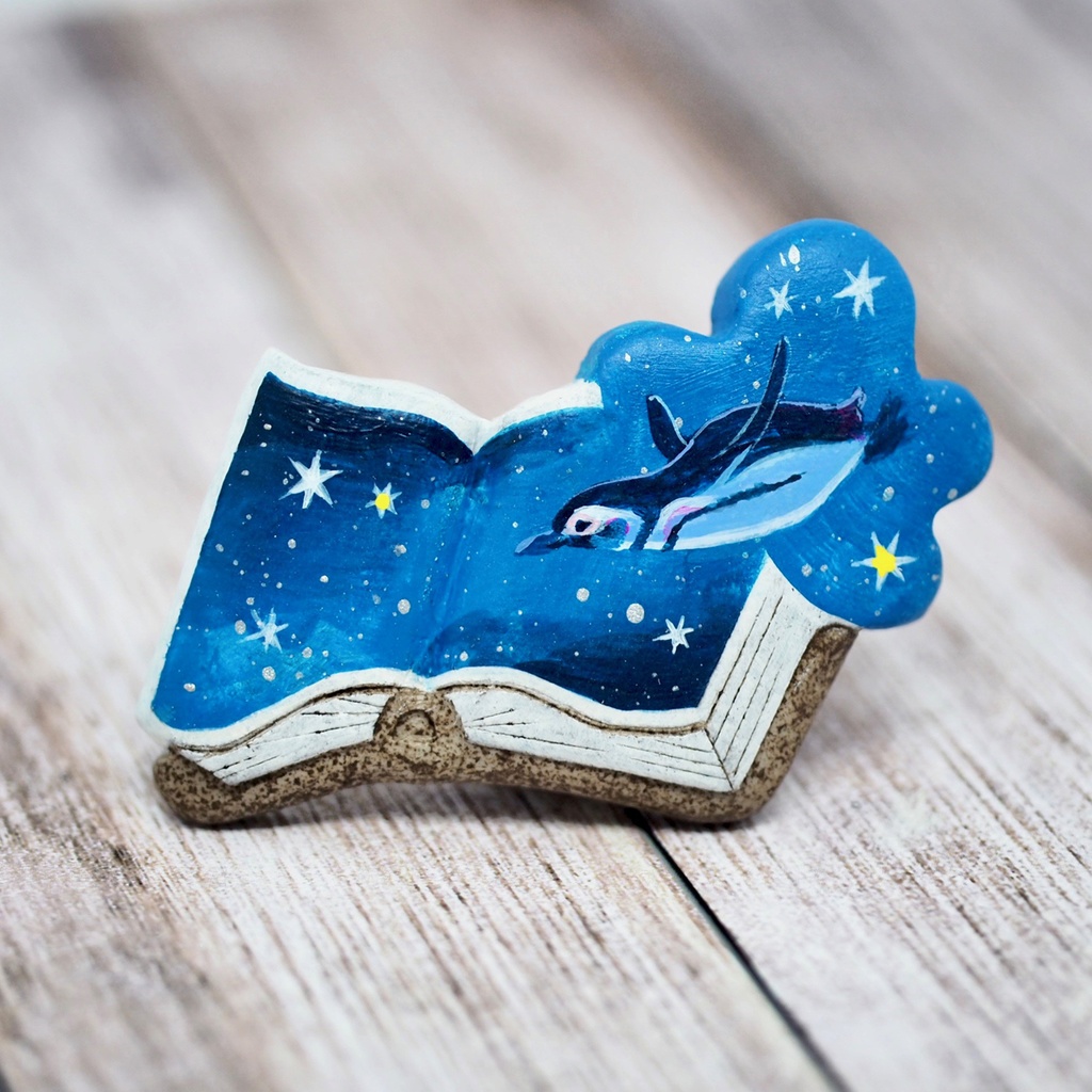 絵本ブローチ《夜空飛ぶペンギン》【手描きイラスト・陶土ブローチ】
