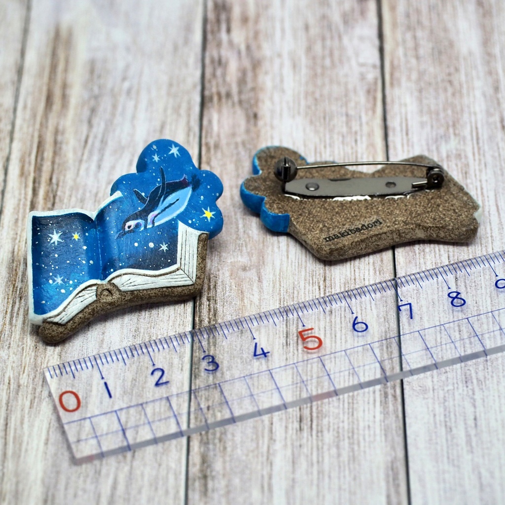 絵本ブローチ《夜空飛ぶペンギン》【手描きイラスト・陶土ブローチ】