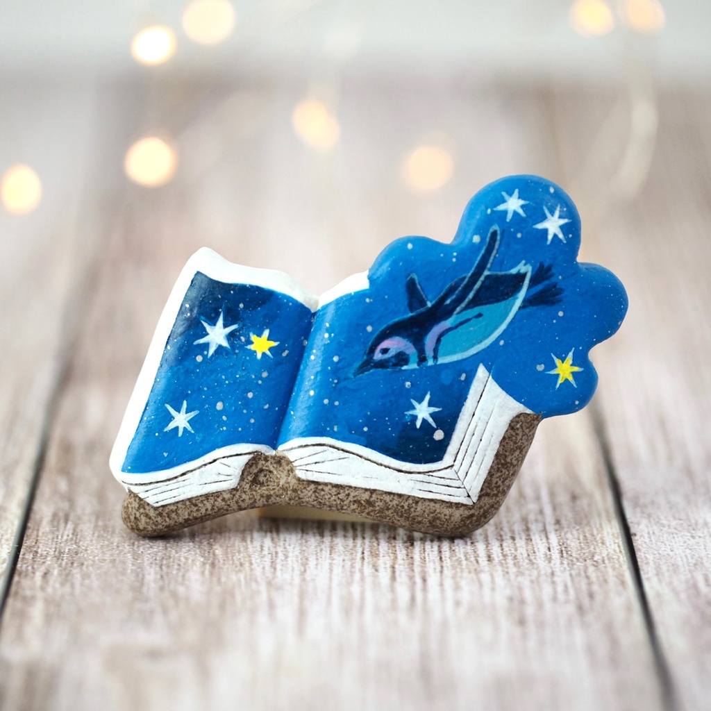絵本ブローチ《夜空飛ぶペンギン》【手描きイラスト・陶土ブローチ】