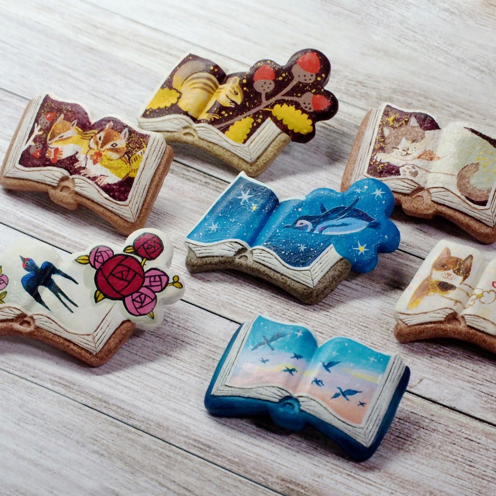 絵本ブローチ《夜空飛ぶペンギン》【手描きイラスト・陶土ブローチ】