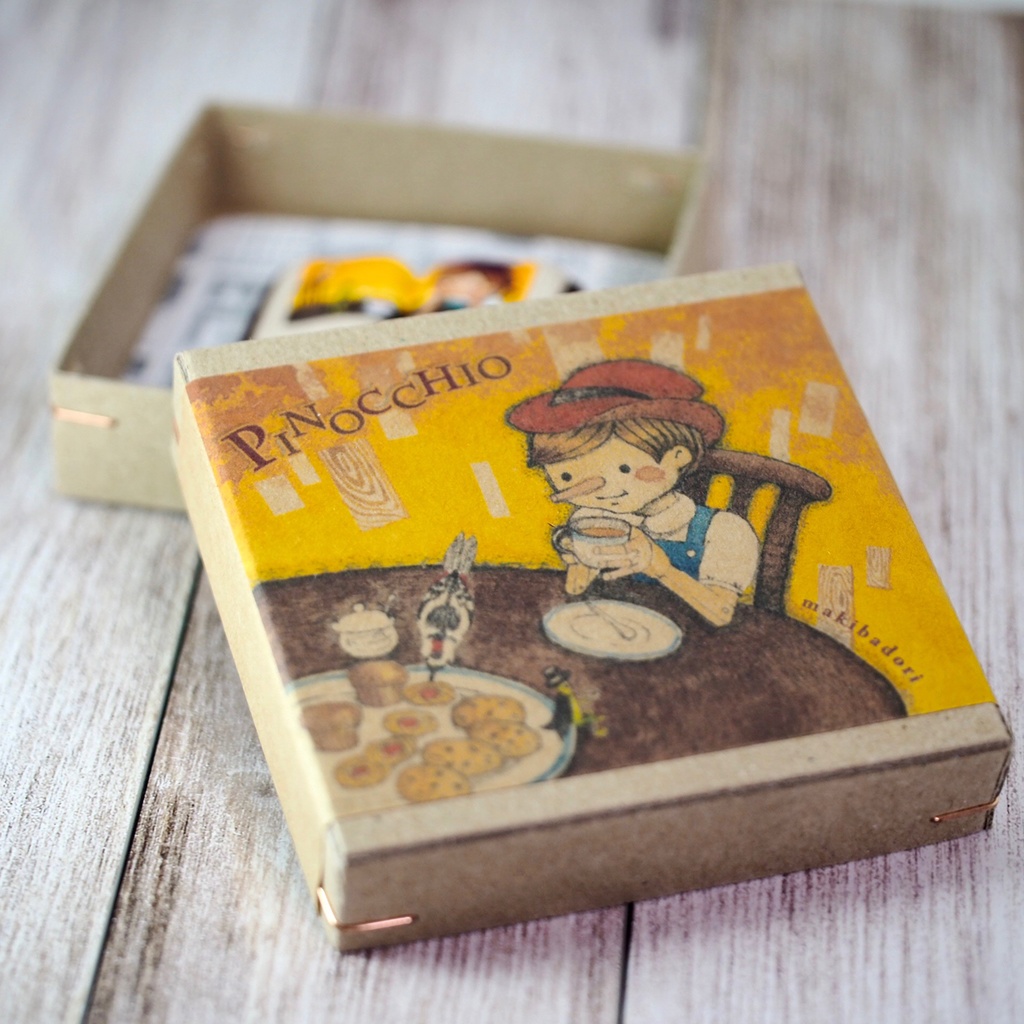 絵本ブローチ《ピノッキオのティータイム》【手描きイラスト・陶土ブローチ】
