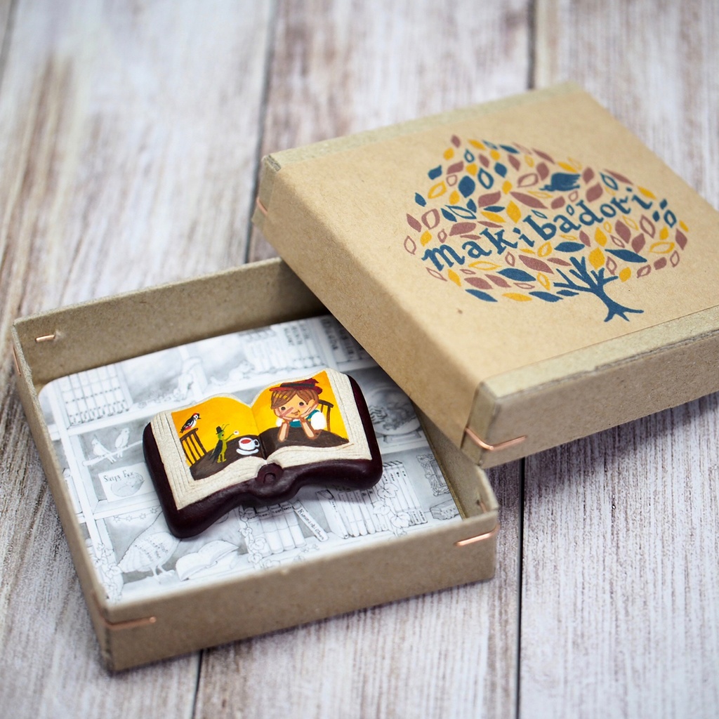 絵本ブローチ《ピノッキオのティータイム》【手描きイラスト・陶土ブローチ】