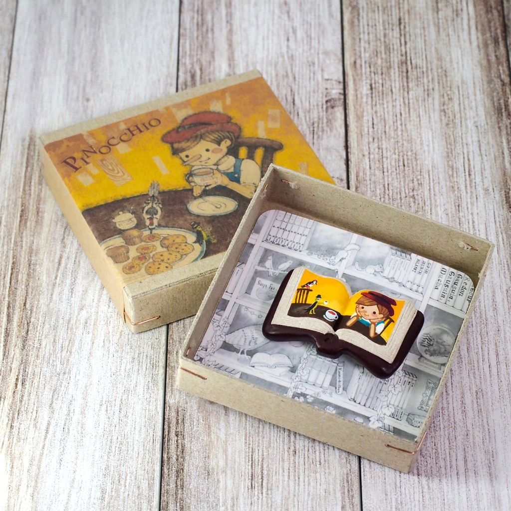 絵本ブローチ《ピノッキオのティータイム》【手描きイラスト・陶土ブローチ】
