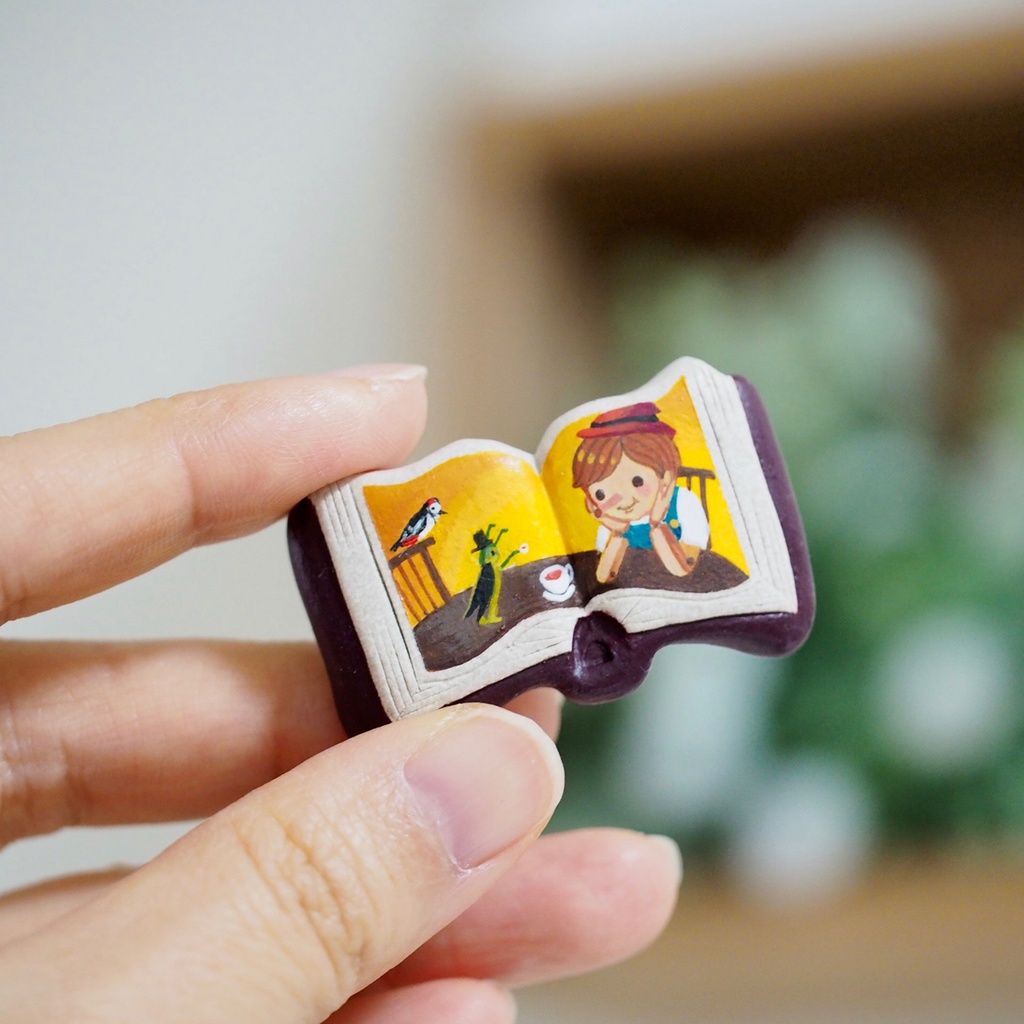 絵本ブローチ《ピノッキオのティータイム》【手描きイラスト・陶土ブローチ】