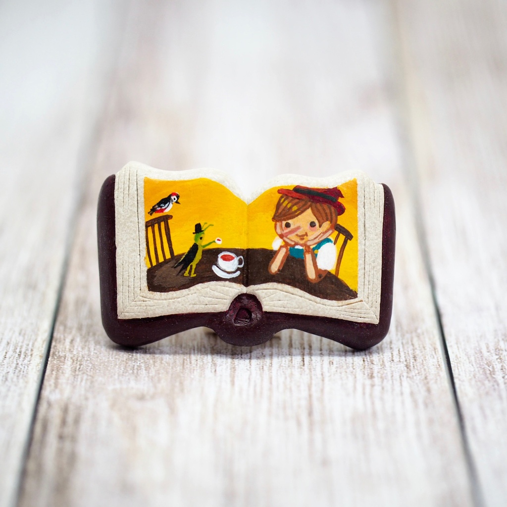 絵本ブローチ《ピノッキオのティータイム》【手描きイラスト・陶土ブローチ】