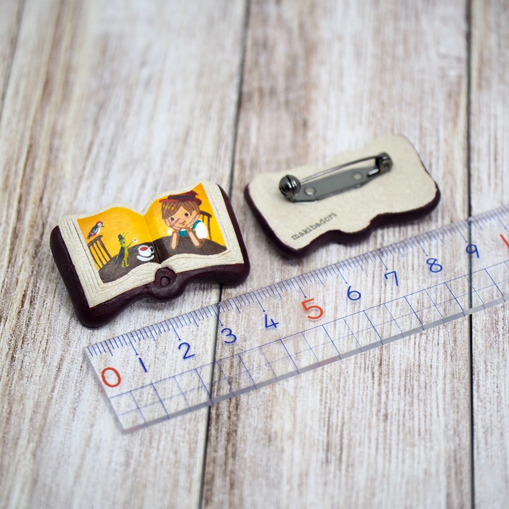 絵本ブローチ《ピノッキオのティータイム》【手描きイラスト・陶土ブローチ】