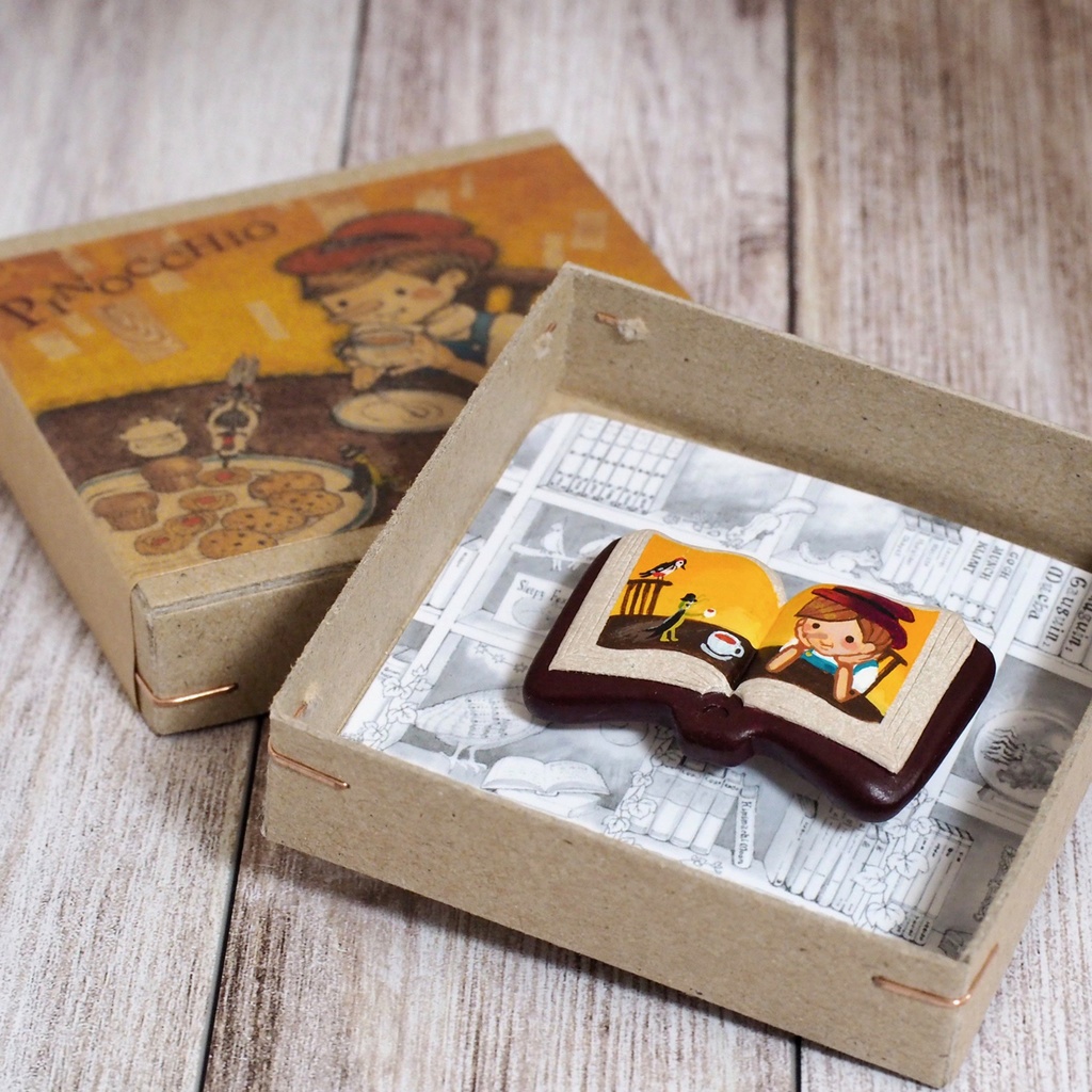 絵本ブローチ《ピノッキオのティータイム》【手描きイラスト・陶土ブローチ】