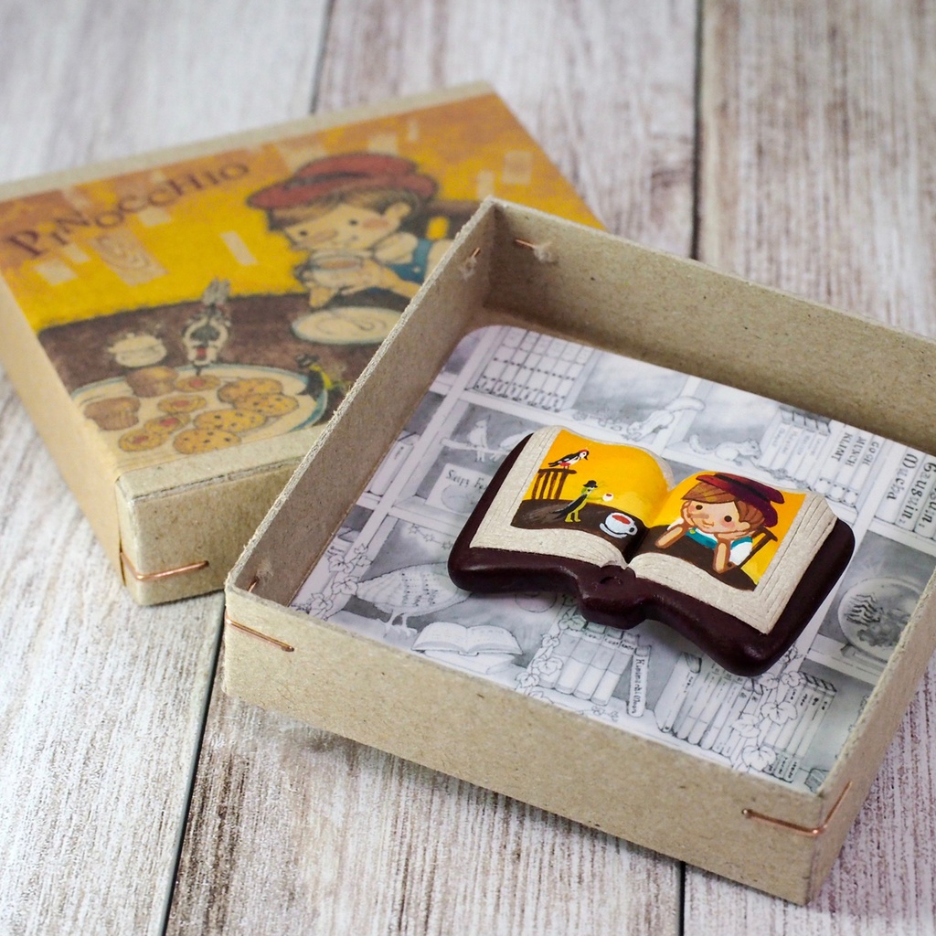 絵本ブローチ《ピノッキオのティータイム》【手描きイラスト・陶土ブローチ】