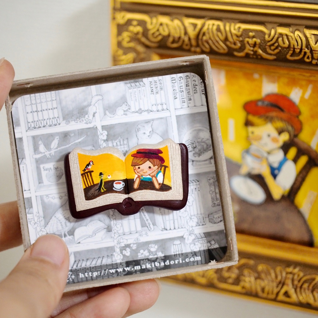 絵本ブローチ《ピノッキオのティータイム》【手描きイラスト・陶土ブローチ】