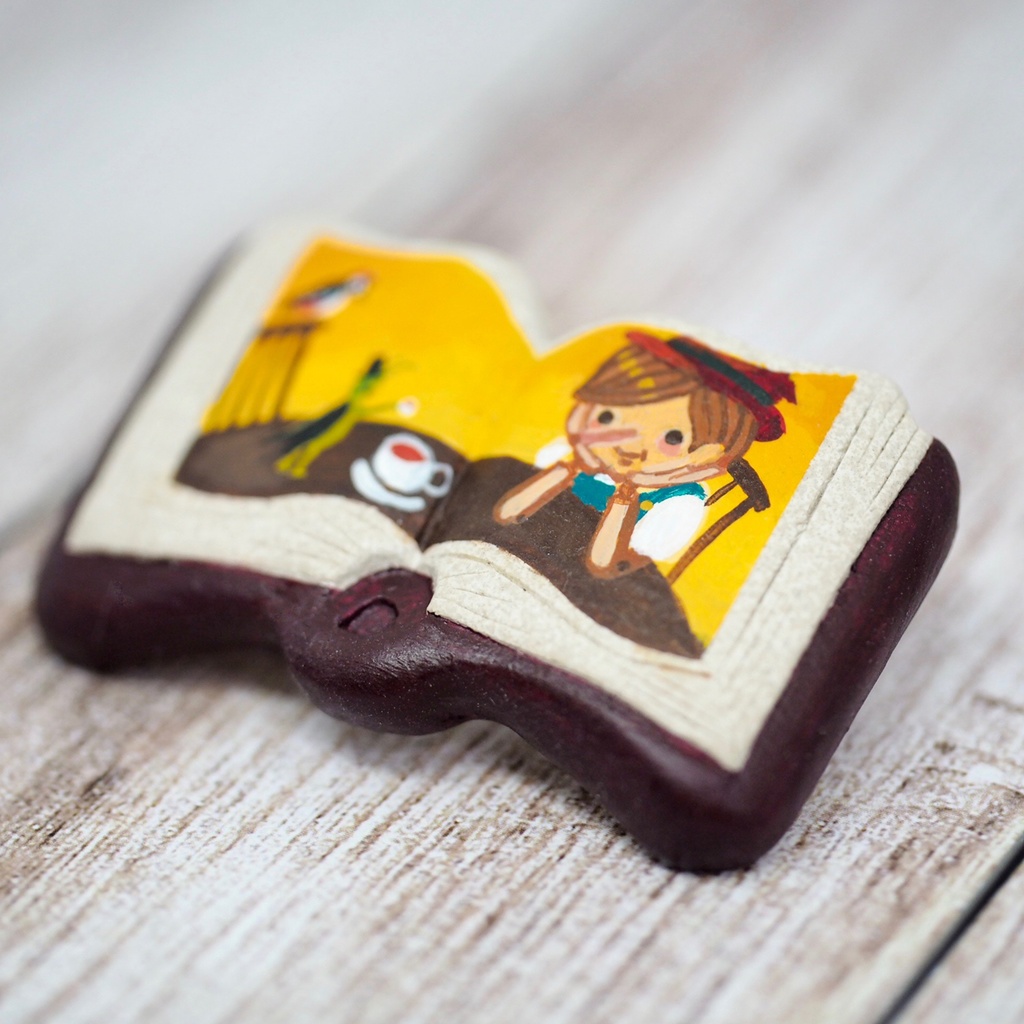 絵本ブローチ《ピノッキオのティータイム》【手描きイラスト・陶土ブローチ】